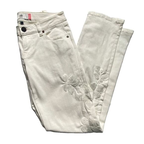 Cabi Slim Boyfriend Jeans Cream Embroidered Floral Style 5490 Size 2 - Picture 1 of 12